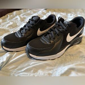 Nike women’s Air max Excee -size 9. Like new
